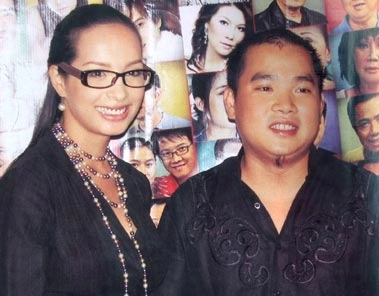 Minh Khang và vợ - người mẫu Thúy Hạnh - trong buổi ra mắt DVD Đứa bé phiên bản mới. Ảnh: Thế Giới Văn Hóa.