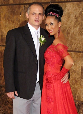 Áo dài cưới cách điệu màu đỏ khi đón khách.