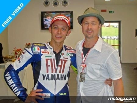 Brad Pitt chúc mừng tay đua Valentino Rossi - vô địch chặng