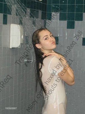 Miley đầy khêu gợi trong chiếc áo ướt bó sát người. Ảnh: JJ.