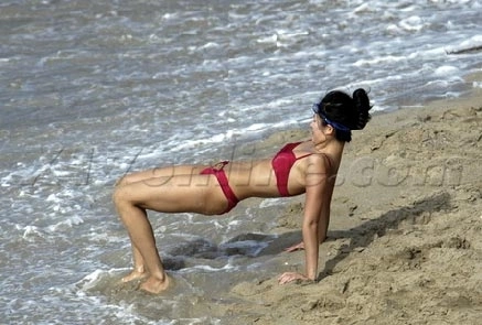 Tử Di say sưa tập yoga trên bãi cát. Ảnh: X17.