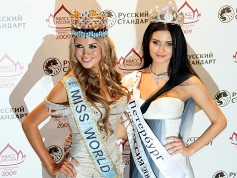 Sofia rạng rỡ bên người tiền nhiệm Ksenia Sukhinova - đương kim Hoa hậu Thế giới. Ảnh: