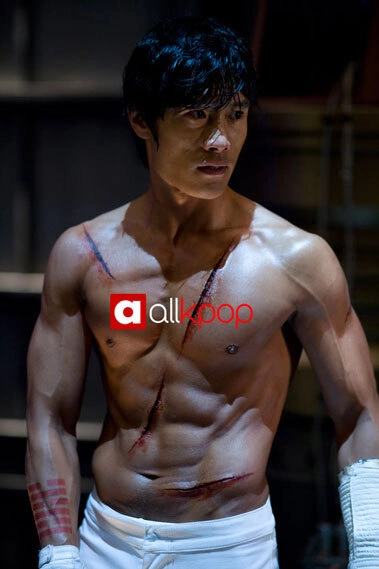 Lee Byung Hun ngực trần vạm vỡ. Ảnh: Kpop.