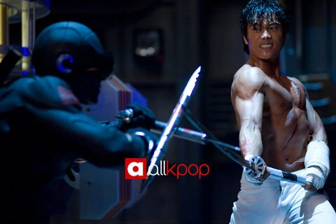Lee Byung Hun khoe hình thể trong