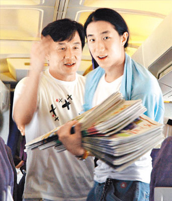 Thành Long và con trai. Ảnh: Jackiechankids.