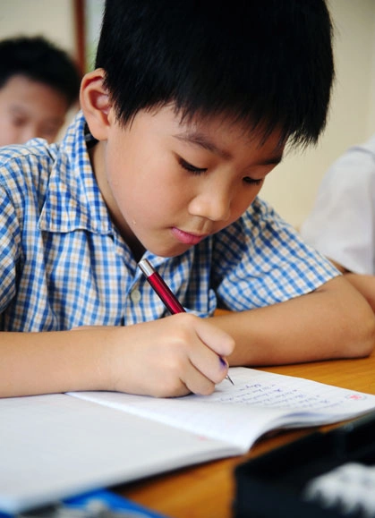 Giọt mồ hôi lăn trên má cậu học trò nhỏ sẽ là hình ảnh mà cậu sẽ nhớ suốt đời.