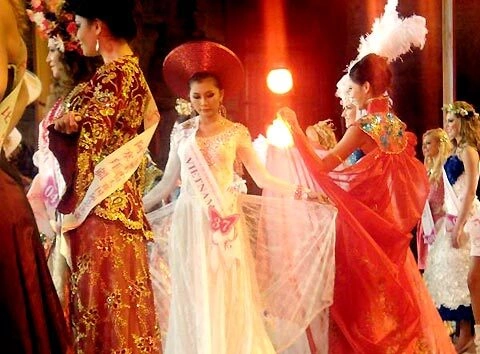 Áo dài VN khoe sắc cùng các trang phục thế giới.