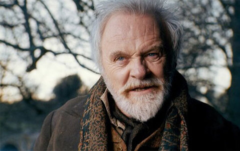 Nam diễn viên gạo gội Anthony Hopkins thủ vai người cha lạnh lùng của người sói.