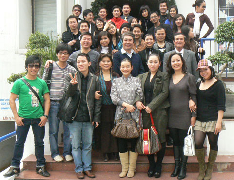 Quang Thọ (đứng thứ 4, hàng hai) được đông đảo nghệ sĩ mến mộ. Ảnh: N.T.