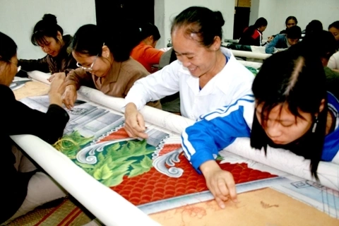 Các nghệ nhân ở làng nghề thêu ren truyền thống Văn Lâm, xã Ninh Hải, huyện Hoa Lư, tỉnh Ninh Bình trong thời gian thực hiện bức tranh.