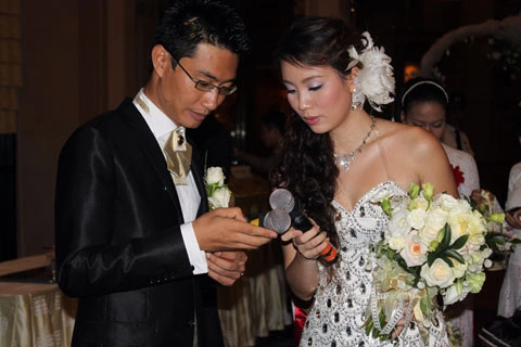 Thảo Hương và chồng trong lễ cưới.