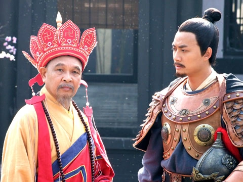 Nhiều chi tiết về thiền sư Vạn Hạnh (trái) chưa chính xác: Việc phong Quốc sư hay cẩm nang của ông trong việc đánh Tống.