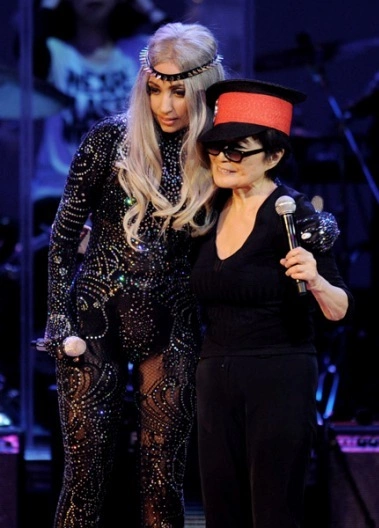 Lady Gaga và Yoko Ono trong đêm diễn 2/10.