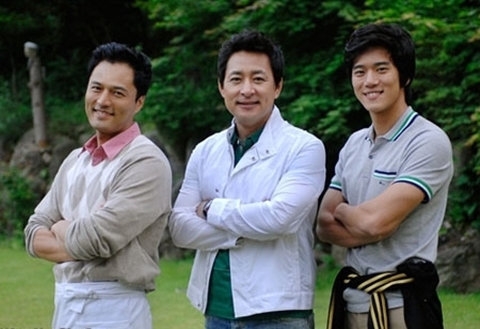 Kim Sung Min (ngoài cùng bên phải) trong phim Tối nay ăn gì từng chiếu trên VTV.