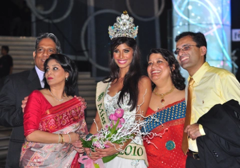 Bố mẹ (trái) và dì dượng (phải) của Nicole Faria đã sang Việt Nam để ủng hộ cô đêm chung kết. Ảnh: Thoại Hà