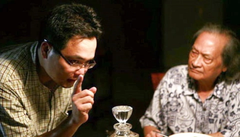 Phan Đăng Di đang chỉ đạo diễn xuất cho NSND Trần Tiến trong một cảnh quay của