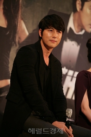 Phản ứng của Jung Woo Sung trước chuyện này là điều khiến báo chí và công chúng quan tâm.