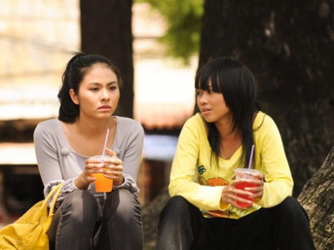 Mai (Vân Trang) và Kim (Quỳnh Hoa) trong phim.