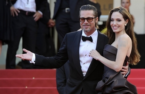 Đôi tình nhân nổi tiếng Angelina Jolie và Brad Pitt tỏa sáng trên thảm đỏ. Đôi tình nhân nổi tiếng Angelina Jolie và Brad Pitt tỏa sáng trên thảm đỏ.