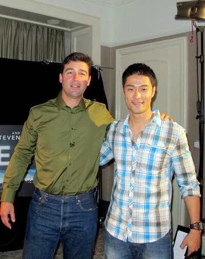 Johnny Trí Nguyễn (phải) cùng diễn viên Kyle-Chandler.