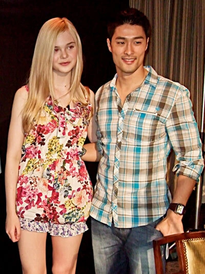 Johnny và diễn viên Elle Fanning.