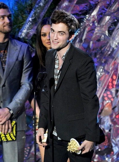 Robert Pattinson phát biểu khi lên nhận giải 'Nam diễn viên xuất sắc'. Ảnh: WEN.