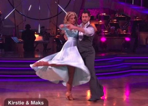Kirstie và Maksim thi nhảy Viennese Waltz tại Dancing with the Stars mùa 12. Ảnh: ABC.