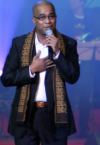 Randy trình bày sáng tác đầy tâm sự của anh về cuộc đời không cha, không mẹ của mình tại liveshow của ca sĩ hải ngoại Quang Lê, tổ chức ở Hà Nội vào tháng 3. Ảnh: Ngọc Trâm.