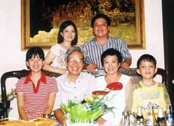 Vợ chồng NSND Quý Dương cùng gia đình NSƯT Chí Trung.