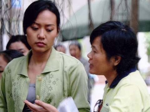 Đạo diễn Nhuệ Giang đang trao đổi với diễn viên Hồng Ánh trước một cảnh quay của 'Tâm hồn mẹ'.