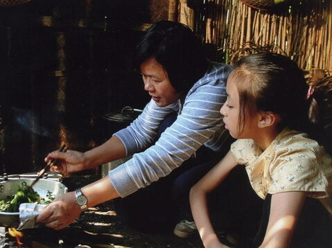 Đạo diễn Nhuệ Giang và diễn viên nhí Hoài Linh trên trường quay 'Tâm hồn mẹ'.
