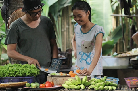 Diễn viên Lan Ngọc (phải) vào vai em gái Thái Hòa trong phim. Diễn viên Lan Ngọc (phải) vào vai em gái Thái Hòa trong phim.