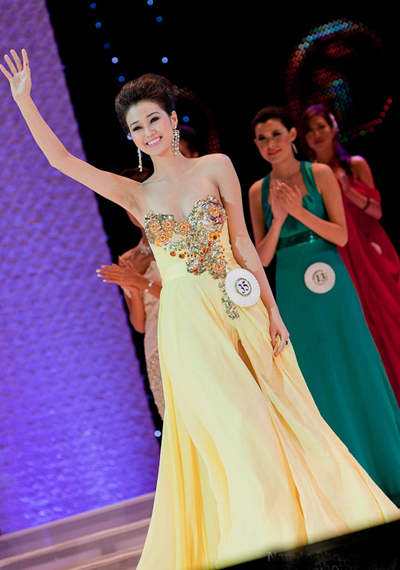 Các thí sinh trong phần thi trang phục dạ hội. Các thí sinh trong phần thi trang phục dạ hội.