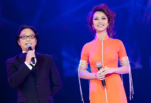 Cùng dẫn với Jennifer Phạm còn có nhiều MC nam khác. Cùng dẫn với Jennifer Phạm còn có nhiều MC nam khác.