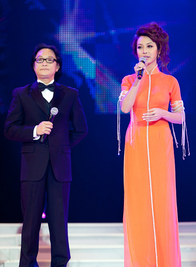 Áo dài là sự lựa chọn đầu tiên của người đẹp. Bộ áo dài màu cà rốt người đẹp mặc thể hiện sự nền nã và kín đáo của người con gái Việt. Áo dài là sự lựa chọn đầu tiên của người đẹp. Bộ áo dài màu cà rốt người đẹp mặc thể hiện sự nền nã và kín đáo của người con gái Việt.