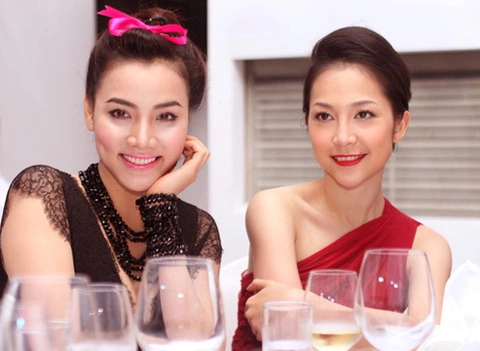 Linh Nga (phải) cũng diện váy đỏ ngồi chung bàn tiệc với người mẫu Trang Nhung. Linh Nga (phải) cũng diện váy đỏ ngồi chung bàn tiệc với người mẫu Trang Nhung.