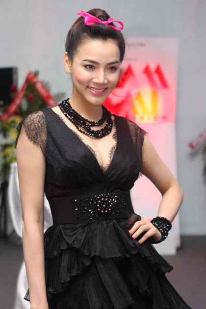 Trang Nhung nhí nhảnh với chiếc nơ hồng trên đầu. Trang Nhung nhí nhảnh với chiếc nơ hồng trên đầu.