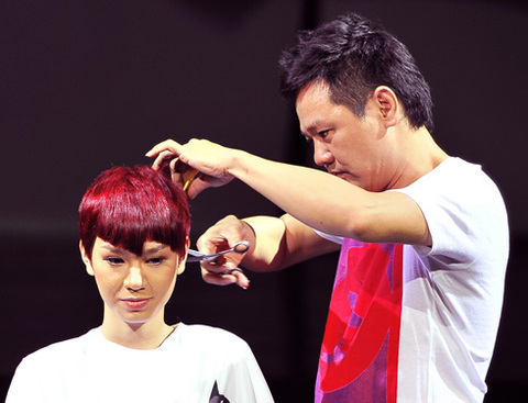 Nhà tạo mẫu Cường Hoàn Lệ cùng Trà Mi Idol biểu diễn trên sân khấu. Ảnh: Lý Võ Phú Hưng. Nhà tạo mẫu Cường Hoàn Lệ cùng Trà Mi Idol biểu diễn trên sân khấu. Ảnh: Lý Võ Phú Hưng.