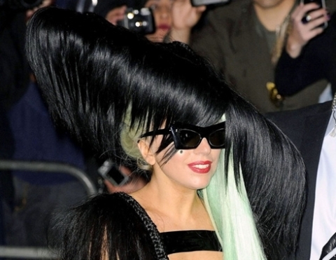 Cận cảnh chiếc mũ kết từ tóc rất to và dài của Gaga. Cận cảnh chiếc mũ kết từ tóc rất to và dài của Gaga.