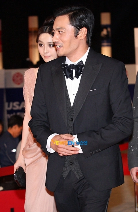 Cô sánh đôi cùng ngôi sao hàng đầu Hàn Quốc Jang Dong Gun. Cô sánh đôi cùng ngôi sao hàng đầu Hàn Quốc Jang Dong Gun.