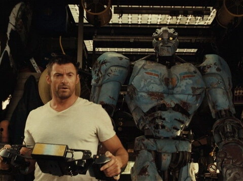 Hugh Jackman đóng vai Charlie Kenton, một võ sĩ quyền Anh hết thời có đam mê mãnh liệt với Robot. Ảnh: Disney.
