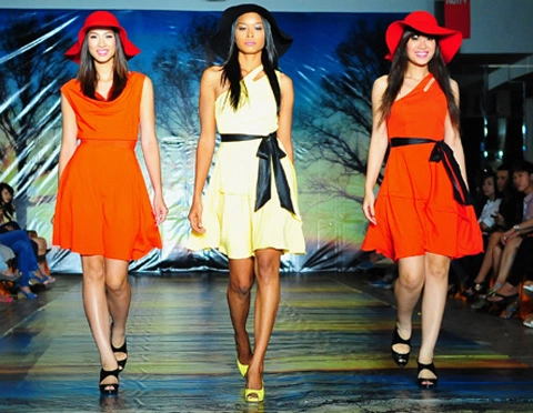 Chương trình “Sắc thu” quy tụ sự góp mặt của các nhà thiết kế Kiều Việt Liên, Việt Thắng, Lê Thanh Hòa, Hiền Lê và An Nhiên. Chương trình “Sắc thu” quy tụ sự góp mặt của các nhà thiết kế Kiều Việt Liên, Việt Thắng, Lê Thanh Hòa, Hiền Lê và An Nhiên.