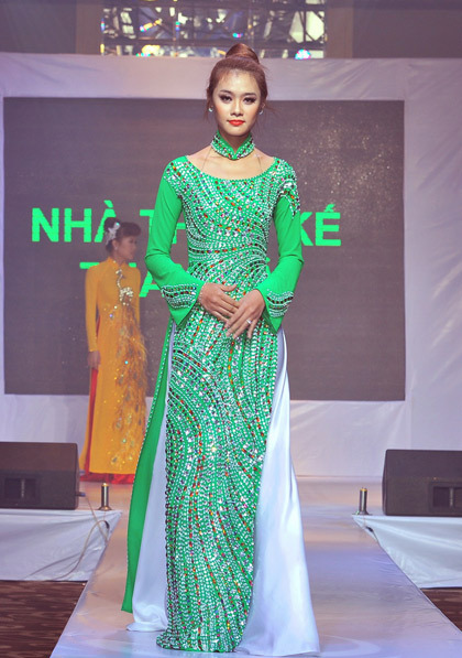 Các cô gái trẻ bước ra từ cuộc thi Miss Ngôi Sao tự tin diễn thời trang. Các cô gái trẻ bước ra từ cuộc thi Miss Ngôi Sao tự tin diễn thời trang.