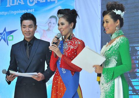 Trong chương trình, Kim Phượng có dịp ôn lại kỷ niệm chụp ảnh trên đồi cát, tập luyện vất vả cùng các thí sinh khác để có các màn biểu diễn đẹp mắt cùng MC Nguyên Khang (trái) và Miss Ngôi Sao 2010 Tố Uyên. Kim Phượng cũng chia sẻ, danh hiệu Miss Ngôi Sao mang lại nhiều cơ hội để bước vào con đường nghệ thuật. Trong chương trình, Kim Phượng có dịp ôn lại kỷ niệm chụp ảnh trên đồi cát, tập luyện vất vả cùng các thí sinh khác để có các màn biểu diễn đẹp mắt cùng MC Nguyên Khang (trái) và Miss Ngôi Sao 2010 Tố Uyên. Kim Phượng cũng chia sẻ, danh hiệu Miss Ngôi Sao mang lại nhiều cơ hội để bước vào con đường nghệ thuật.