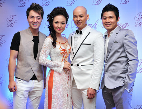 Ca sĩ Đăng Khôi (trái) và nhạc sĩ Nguyễn Văn Chung (phải). Ca sĩ Đăng Khôi (trái) và nhạc sĩ Nguyễn Văn Chung (phải).