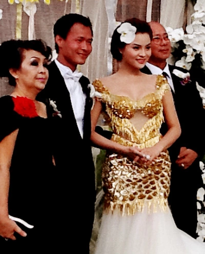Chú rể Trần Thanh Hải cùng cô dâu và các thân phụ của họ. Chú rể Trần Thanh Hải cùng cô dâu và các thân phụ của họ.