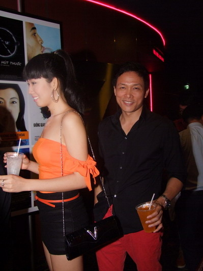 Cả hai tỏ ra rất thân thiết, tình tứ. Dường như sau cuộc tình với siêu mẫu Phương Mai, chàng đạo diễn đa tình đã tìm thấy "bóng hồng" mới. Cả hai tỏ ra rất thân thiết, tình tứ. Dường như sau cuộc tình với siêu mẫu Phương Mai, chàng đạo diễn đa tình đã tìm thấy