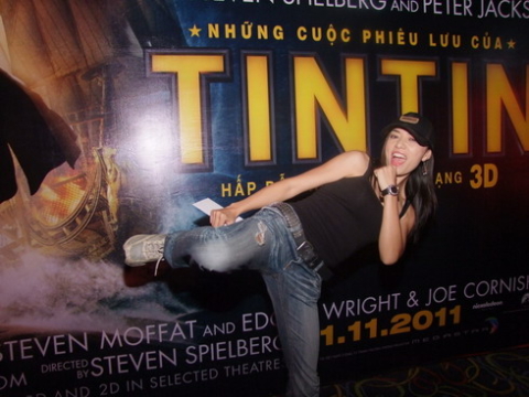 Tinna Tình ăn mặc khá nam tính khi tới xem "Tintin". Cô trêu đùa nhiếp ảnh. Tinna Tình ăn mặc khá nam tính khi tới xem