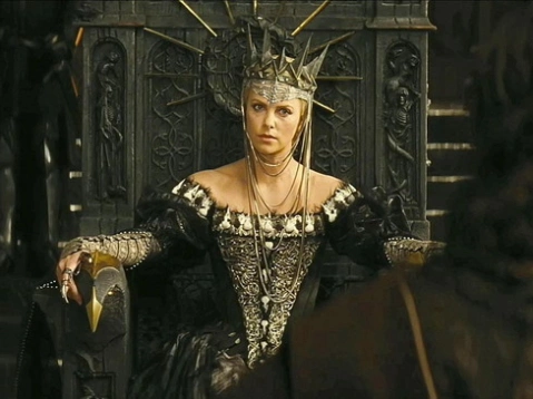 Charlize Theron vào vai nữ hoàng Ravenna độc ác. Ảnh: Universal.