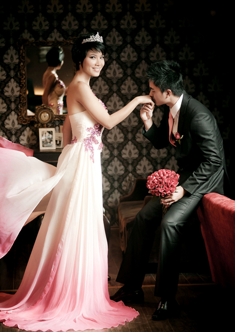 Một người bạn thân của Bảo Trúc tiết lộ, lý do nữ diễn viên quyết định kết hôn sớm vì năm nay hợp tuổi, nếu không thì phải 2 năm nữa người đẹp mới lên xe hoa được. Chồng sắp cưới của Bảo Trúc được nhiều người khen đẹp trai và có vóc dáng như người mẫu. Một người bạn thân của Bảo Trúc tiết lộ, lý do nữ diễn viên quyết định kết hôn sớm vì năm nay hợp tuổi, nếu không thì phải 2 năm nữa người đẹp mới lên xe hoa được. Chồng sắp cưới của Bảo Trúc được nhiều người khen đẹp trai và có vóc dáng như người mẫu.